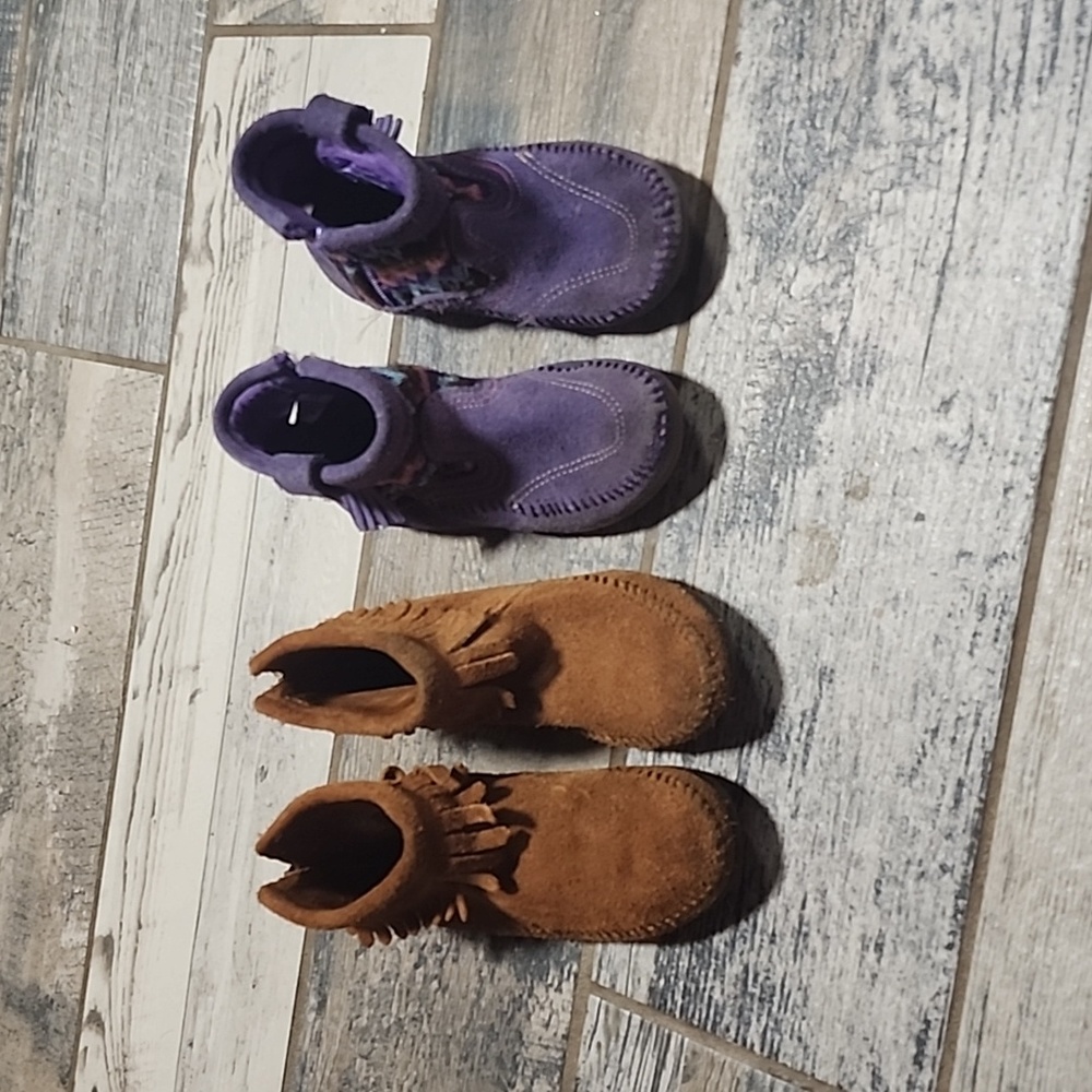 Used Minnetonka toddler size 11 shoes